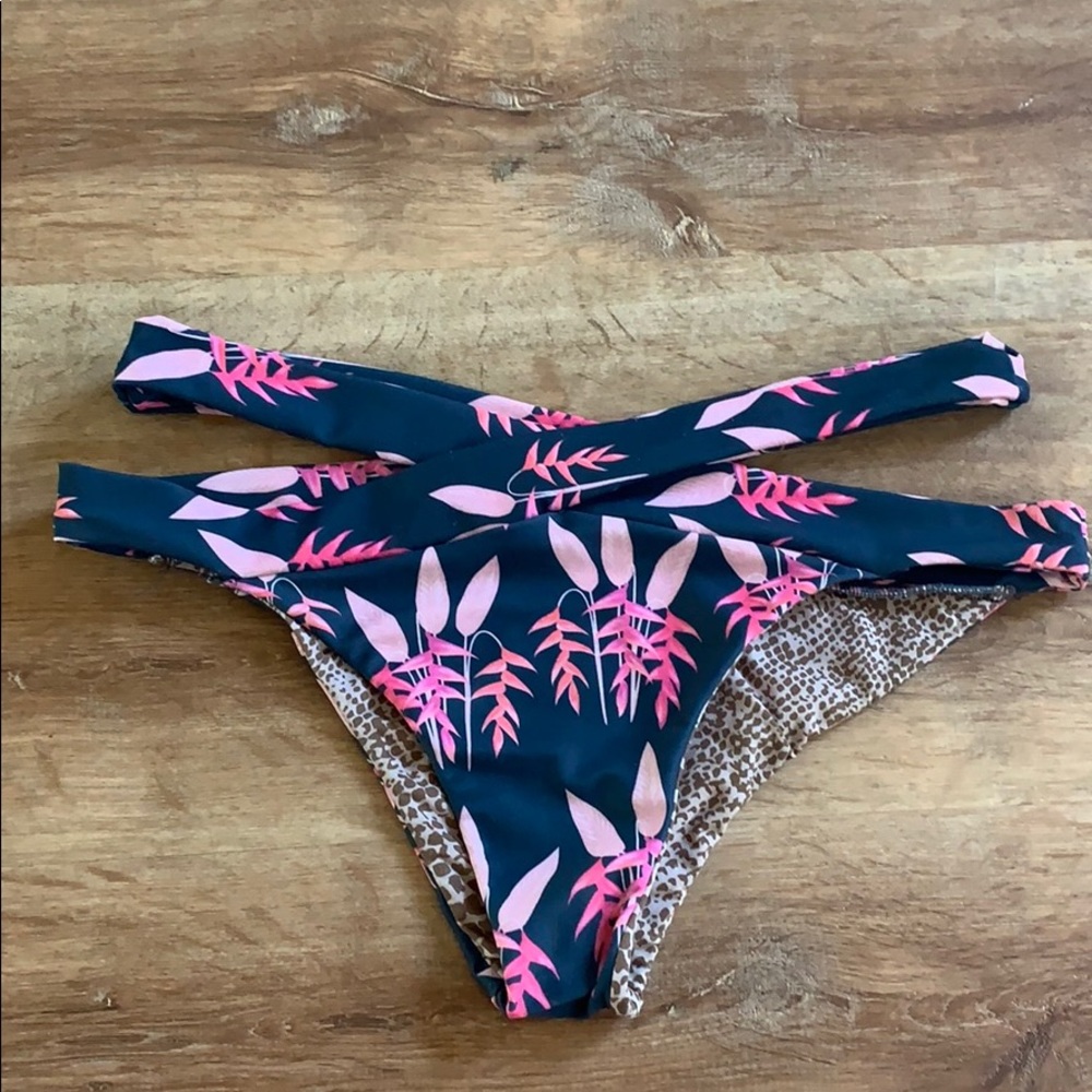 Acacia heleconia bottom. Size L.